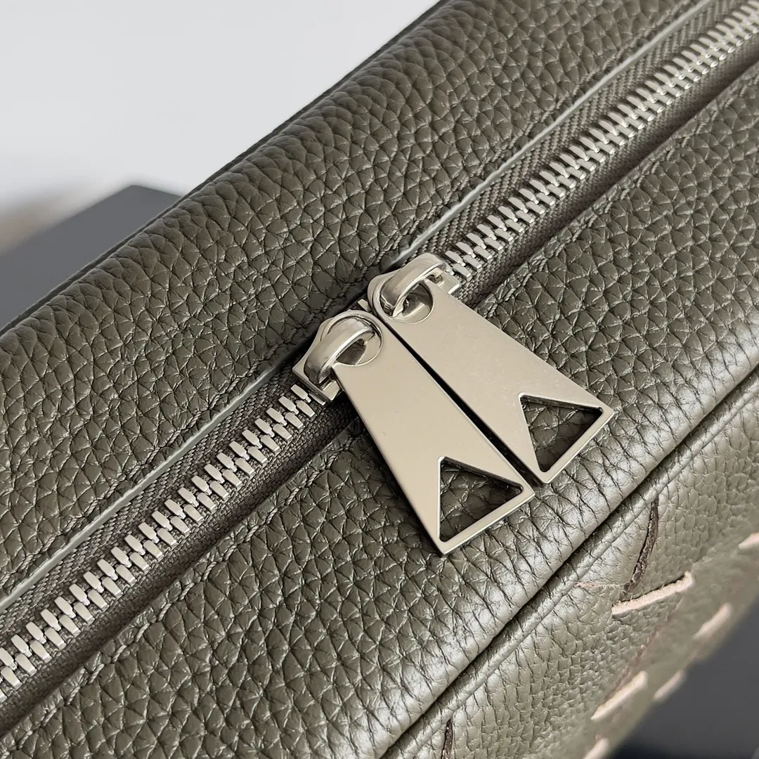 Those who have touched Batch 1820 cowhide with lychee pattern must understand that it is soft and high-grade. BOTTEGA VENETA's 2024 new men's INTRECCIATO woven camera bag uses lychee pattern and classic weaving to enhance the texture of the entire bag. It is durable and the matte material is very suitable for autumn and winter wear. In terms of capacity, this bag is not inferior to other bags. It has compartments inside, making it easy to store important things. Style number: 755925 Size: 29*19.5*7.5cm